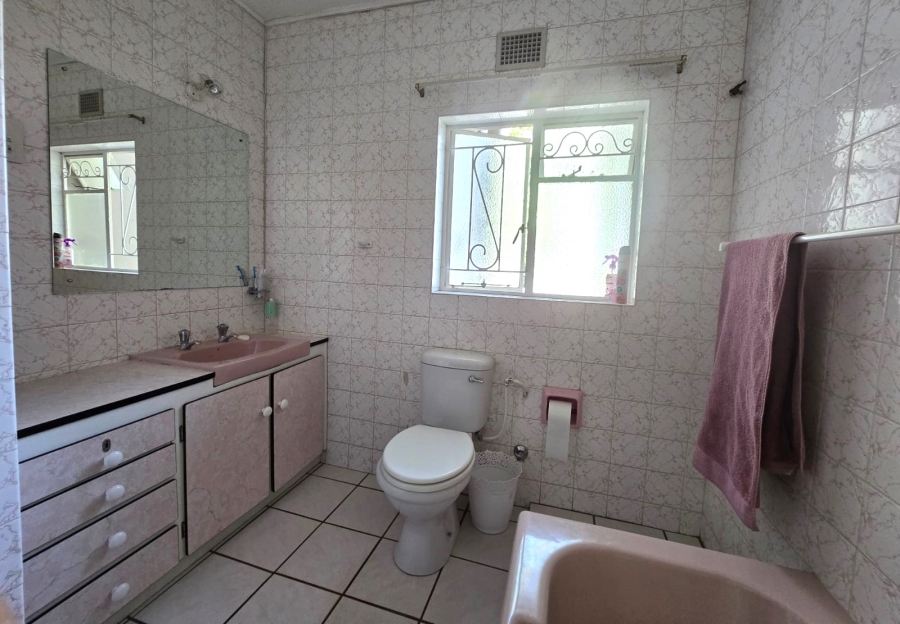 To Let 5 Bedroom Property for Rent in Lemoenkloof Western Cape